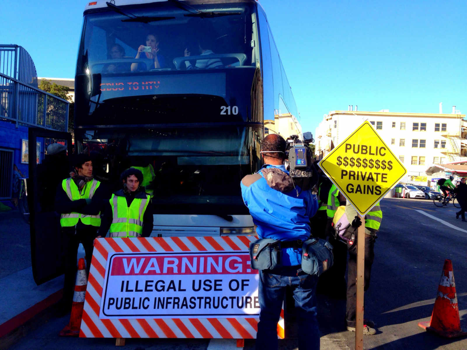 Protesters Block Google Bus at 24th and Valencia - Uptown Almanac